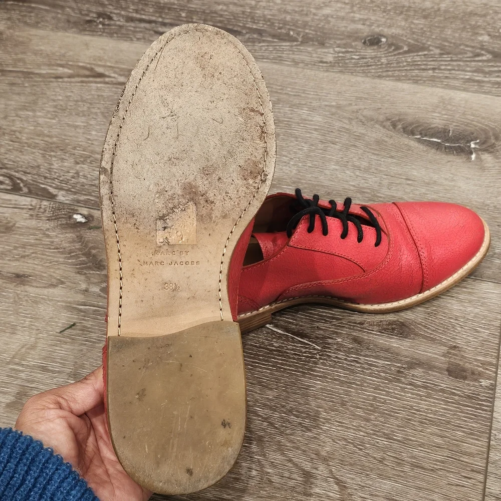 MARC JACOBS Crackled Red Leather Oxfords Sz 38.5 shoes
